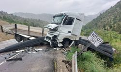 Göksun Yolunda Feci Kaza: 2 Tır Çarpıştı, Biri Şarampole Yuvarlandı