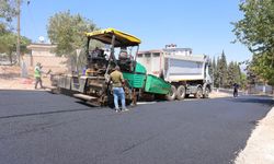 Asfalt İşçileri Bunaltıcı Sıcağa Rağmen Mesaisini Sürdürüyor