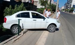 El Freni İhmal Edildi, Otomobil Kaldırımda Asılı Kaldı