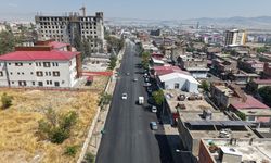 Büyükşehir, Şeyh Adil ve Girne Caddelerini Sıcak Asfaltla Yeniledi