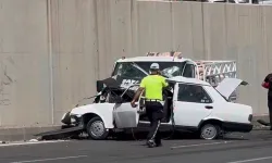 Hafif Ticari Araç ile Otomobil Çarpıştı, 1'i Ağır 2 Yaralı