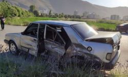 İki Otomobil Çarpıştı: 2'si Ağır 6 Yaralı