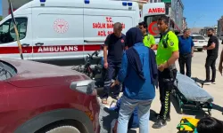 Kontrolden Çıkan Elektrikli Araç Park Halindeki Otomobile Çarptı: 2 Yaralı