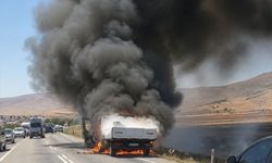 Seyir Halindeki Açık Kasa Kamyonet Alevlere Teslim Oldu