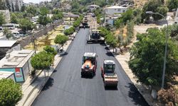 Büyükşehir, Türkoğlu Derebaşı Sokak’ta Sıcak Asfalt Serimine Başladı