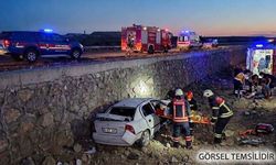 Kontrolden Çıkan Otomobil İstinat Duvarından Düştü: 2 Yaralı