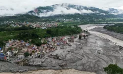 Nepal'de sel felaketi: 'Tüm ailem gözümün önünde sulara kapıldı' — yüzlerce kişi kayıp