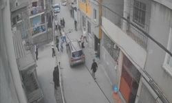 Adana’da iki aile arasındaki kavgada araçla saldırı kamerada! 1’i ağır 4 yaralı