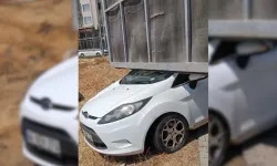 Otomobil Kaldırımda Yürüyen Kadına Çarptı
