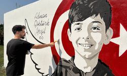 Okul saldırısında hayatını kaybeden Adnan'ın portresi memleketinde duvara çizildi