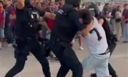 Elche-Barcelona maçı öncesi ortalık karıştı! Polis taraftara copla müdahale etti