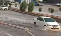 Gaziantep’te Sağanak Yağış Etkili Oldu! Cadde ve Sokaklar Göle Döndü