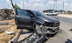 Hafif Ticari Araçlar Çarpıştı: 3 Yaralı