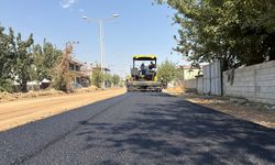 Büyükşehir, Türkoğlu Beyoğlu’nun Ana Bulvarını Sıcak Asfaltla Yeniliyor