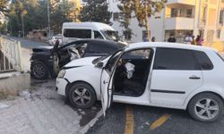 Kavşakta İki Otomobil Çarpıştı: 4 Yaralı