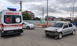Otomobil ile Motosiklet Çarpıştı: 1 Yaralı