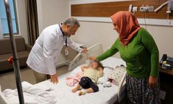 1 Yaşındaki Bebeğin Böbreğinden 2 Santimlik Taş Çıkarıldı
