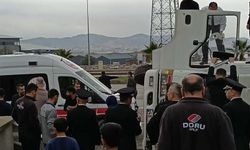 Devrilen Kamyon Cami Duvarına Çarptı