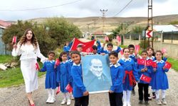 Afşin’de Cumhuriyet Coşkusu! Öğrenciler O Meşhur Fotoğrafı Gerçeğe Dönüştürdü