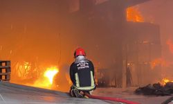 Mersin’de Tütün Fabrikasında Yangın! 3 Depoya Sıçradı