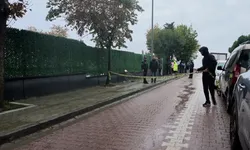 Okul Önünde Silahlı Kavga! Bekçi Veliyi Ayağından Vurdu