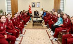 Vali Ünlüer, Kadın Futbol Takımını Kabul Etti