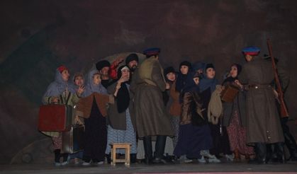 ‘Kazak Tiyatro Ekibi’ Türkiye’de ilk defa Afşin’de sahne aldı