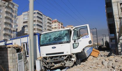 Kamyon 6 Aracı Biçti, Bekçi Kulübesinde Durdu