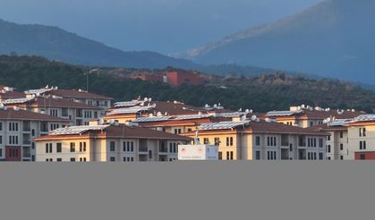 Hataylı depremzede Polat ailesine yeni evleri teslim edildi