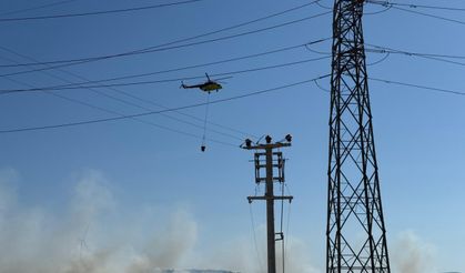 İzmir'in Urla ilçesinde çıkan orman yangınına müdahale ediliyor