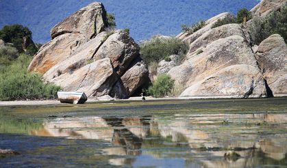 Sıcaklığın artmasıyla suyu çekilmeye başlayan Bafa Gölü'nde kirlilik yaşanıyor