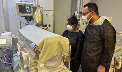 İç organları dışarıda doğan bebek, ailesi ve doktorların kararlılığıyla yaşama tutundu