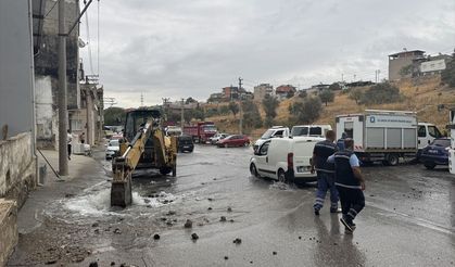 İzmir'de patlayan su borusunun onarılmamasına mahalleliden tepki