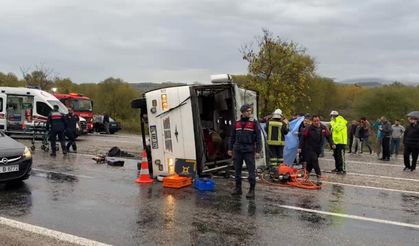 Bartın'da işçi servisi devrildi: 1 ölü, 19 yaralı