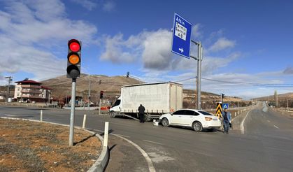 Erçene Kavşağında Kamyon ile Otomobil Çarpıştı