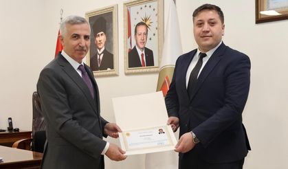 Vali Ünlüer’den İl Göç İdaresi Müdürü Sarı’ya Başarı Belgesi