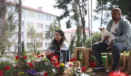 Kahramanmaraş'taki okul saldırısında hayatını kaybeden öğrenciler mezarları başında anılıyor