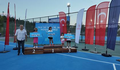 15 Temmuz Spor Vadisi’nde Ödüllü Tenis Turnuvasında Şampiyonlar Belli Oldu