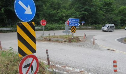 Kavşaktaki 29 tabela sürücülerin kafasını karıştırıyor