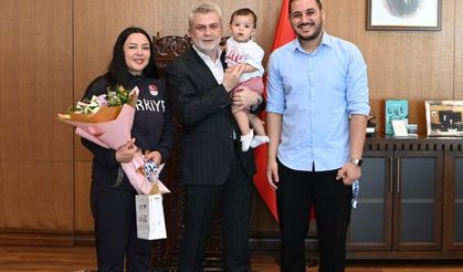 Başkan Görgel, Kahramanmaraşlı Milli Şampiyon Atıcı Safiye Temizdemir’i Ağırladı