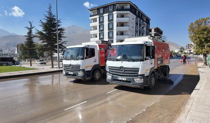 Büyükşehir’den Elbistan’ın Caddelerinde Temizlik