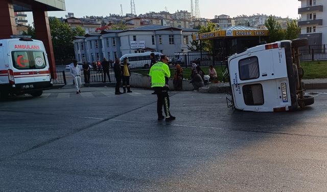 Devrilen Minibüsteki 13 Tarım İşçisi Yaralandı