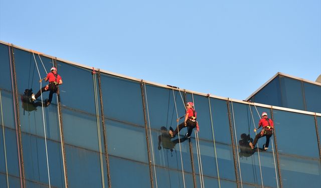 JAK Timi halatla sarktıkları 21 katlı binada Türk bayrağı açtı
