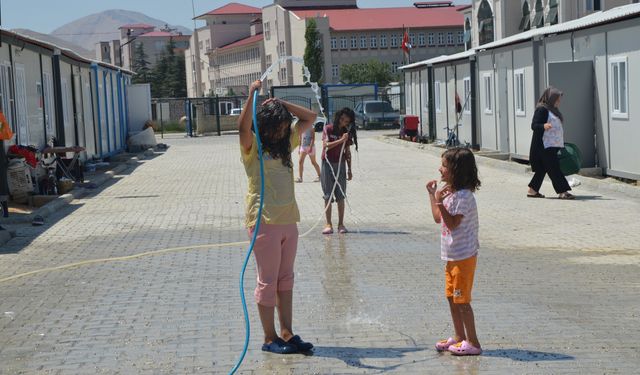 Konteyner Kentte Sıcaktan Bunalan Çocuklar Hortumla Serinledi