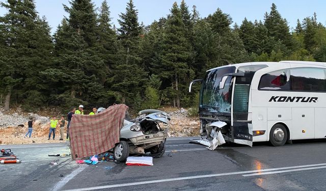 Antalya'da yolcu otobüsüyle otomobil çarpıştı, 1 kişi öldü