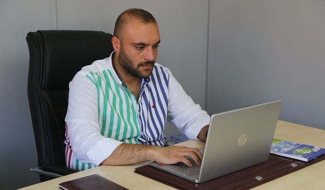 Depremzede gazeteciler prefabrik ofislerde çalışıyor