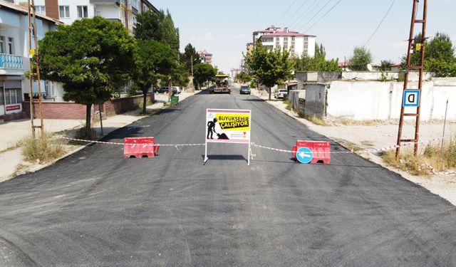 Büyükşehir, Elbistan’da Caddeleri Bir Bir Yeniliyor