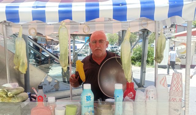 Depremzede esnaf mısır satarak hayata tutunmaya çalışıyor