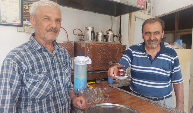 36 yıldır termosla çay satıyorlar