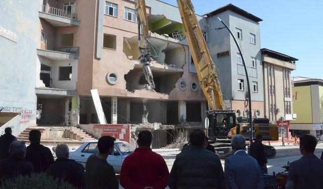 Vatandaşların meraklı bakışları arasında 'Yediler' yıkılıyor